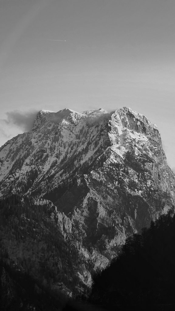 avalanche-snow-mountain-winter-wood-nature-bw-dark-iphone-6-plus-576×1024