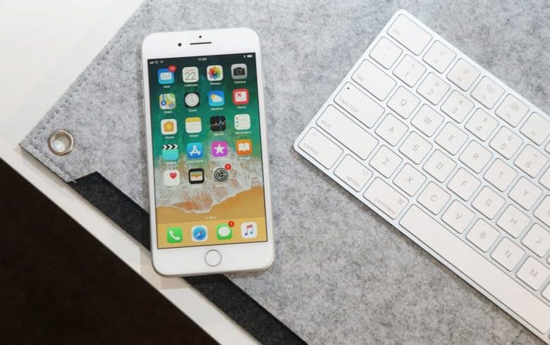 iPhone-8-Plus-on-desk-780×536
