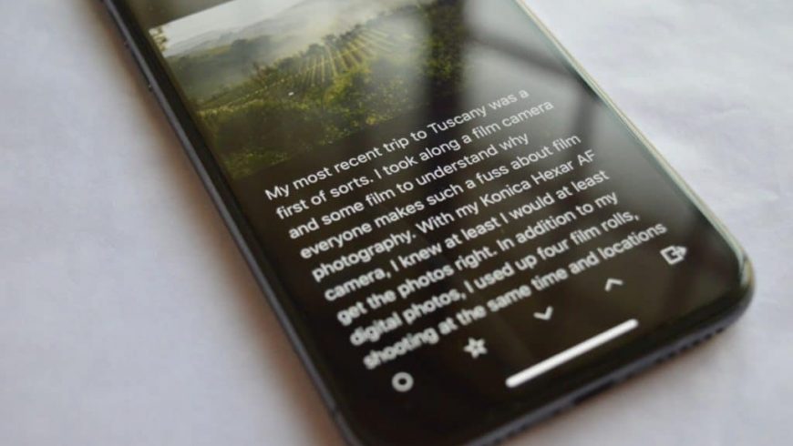 iPhone-X-Reading-in-Dark-Mode-OLED-Screen-1
