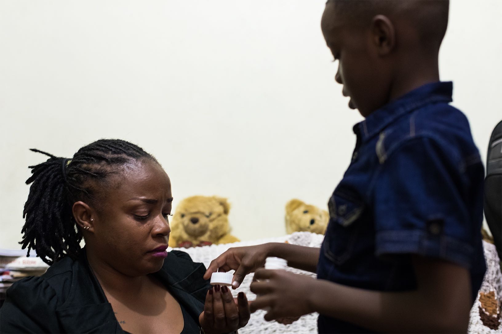 apple-RED-and-Global-Fund_aids-hiv-children-002