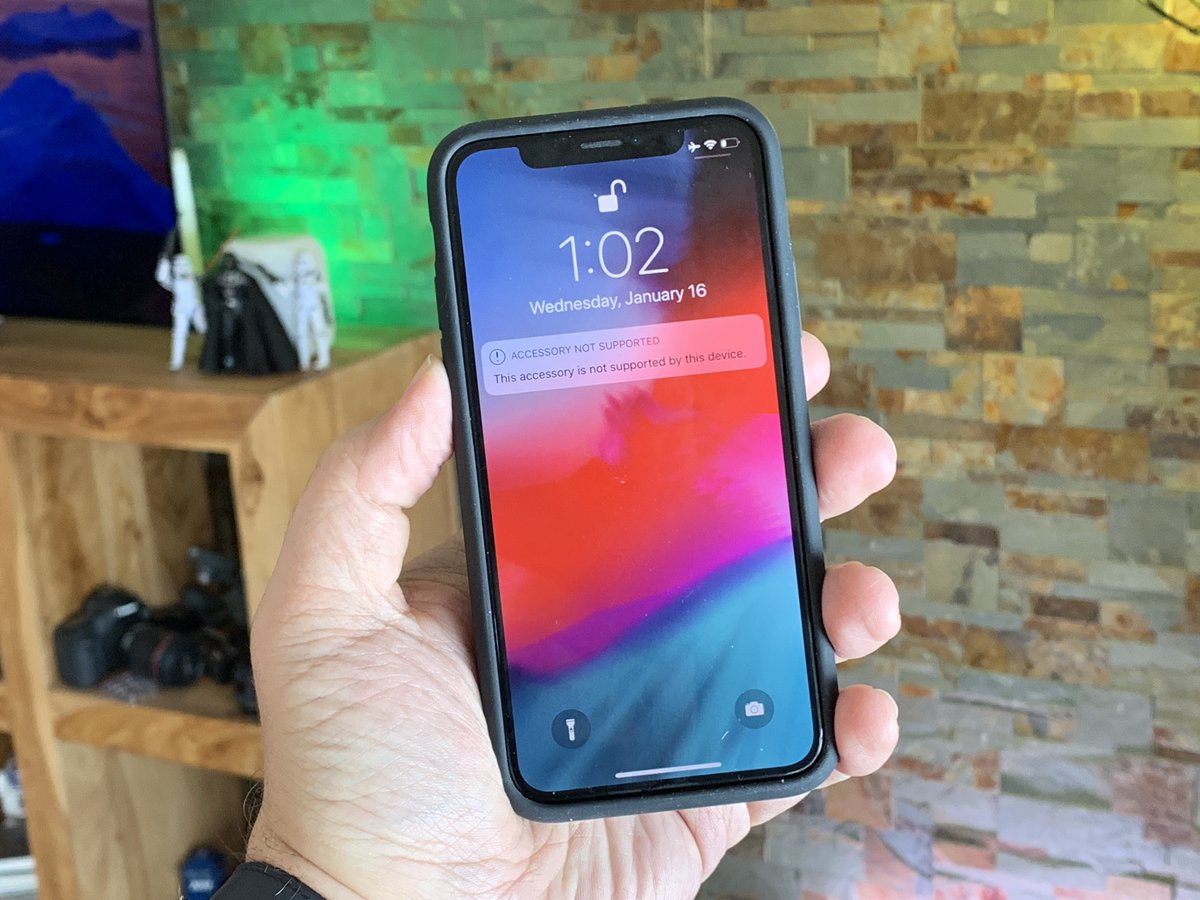 iPhone-XS-smart-battery-case-error-messge-on-iPhone-X