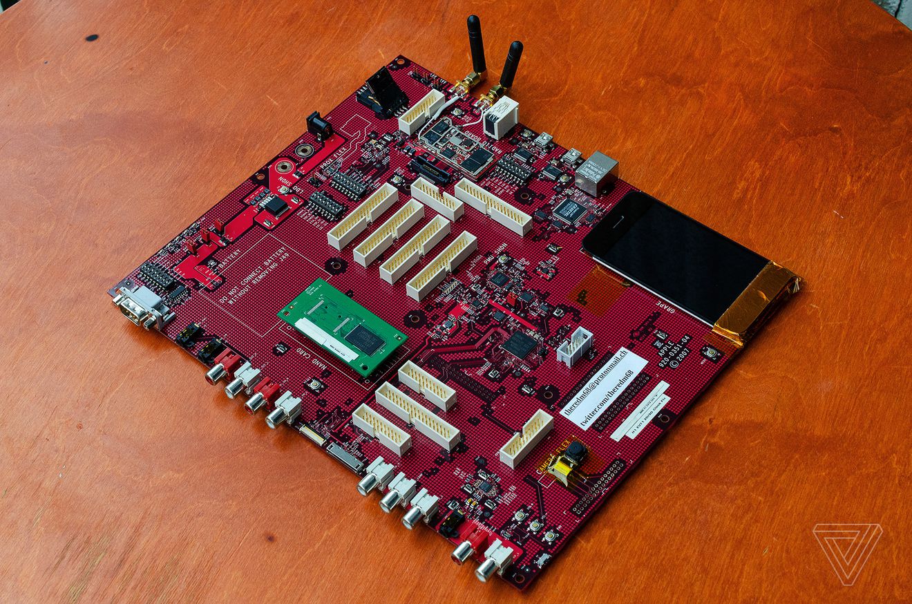 Oriignal-iPhone-prototype-logic-board-001