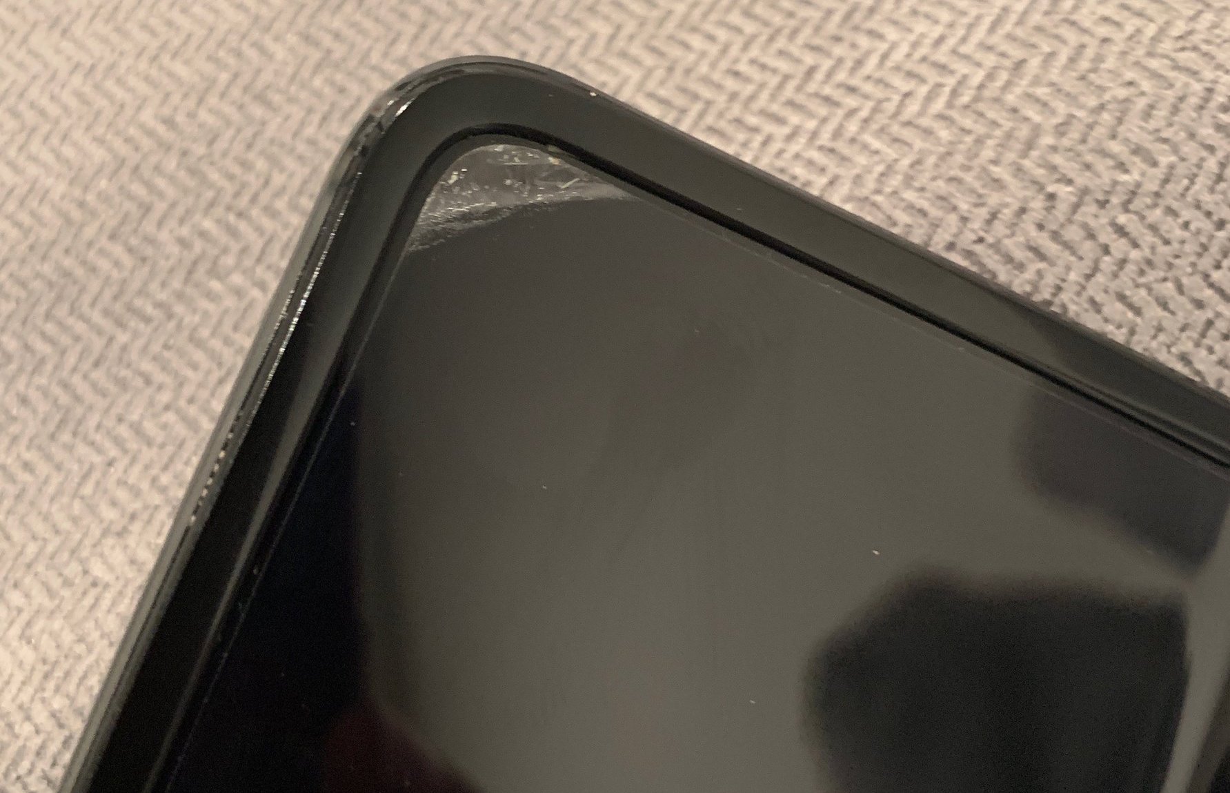 Galaxy-Fold-broken-screen-Joanna-STern
