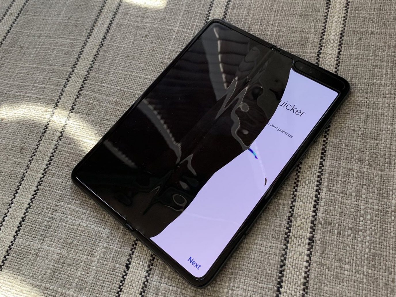 Почему отложили выход складного смартфона Galaxy Fold? Galaxy-Fold-screen-issue-1376×1032