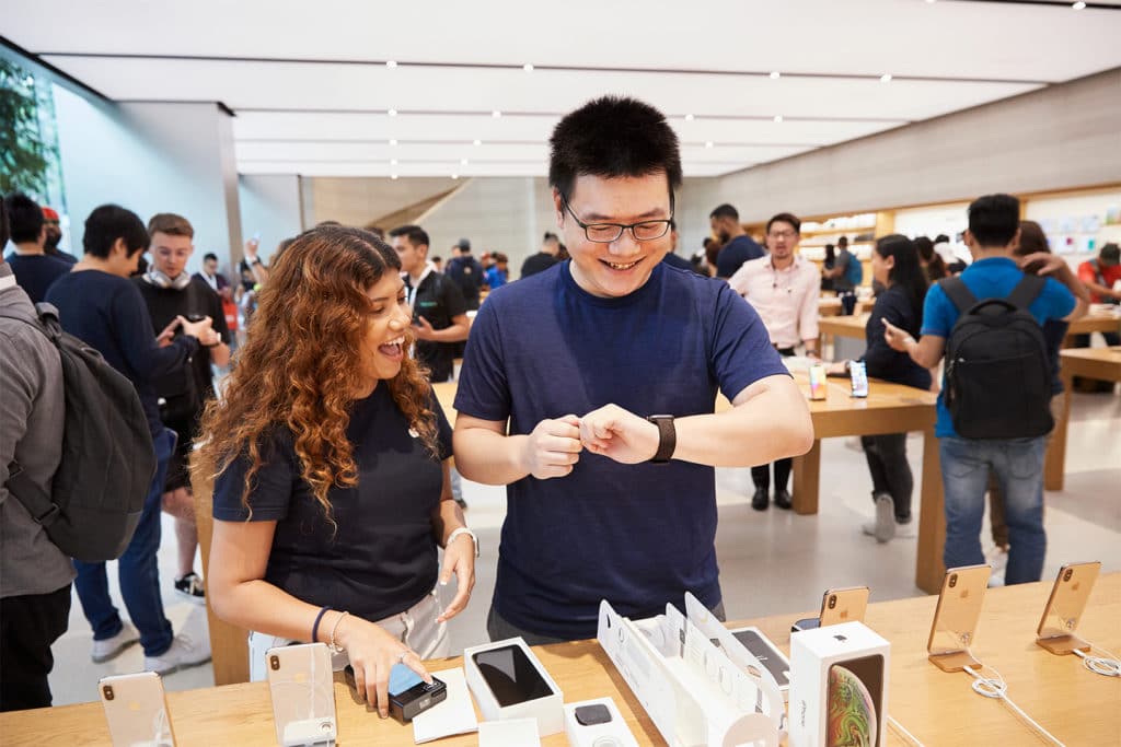 iphone-xs-apple-watch-series-4-availability_orchardrd-singapore-apple-watch-customer_09202018-1024×683