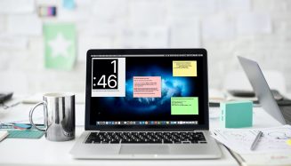 Как добавлять стикеры на рабочий стол в macOS Stickies-on-MacBook-Screen-1536×878