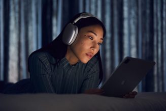 AirPods-Max-lifestyle-002-1536×1024