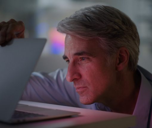 Apple-Silicon-event-November-2020-craig-federighi-opening-macbook-air-001-510×430