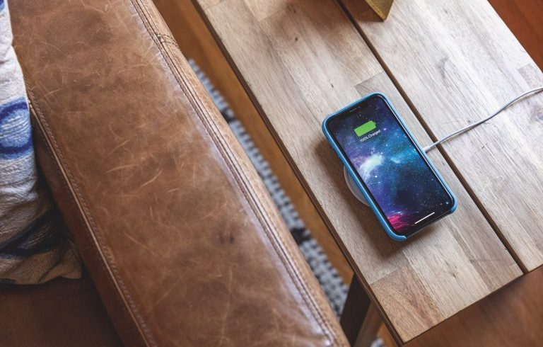 Mophie-Qi-wireless-charger-pad-bench-iphone-768×512