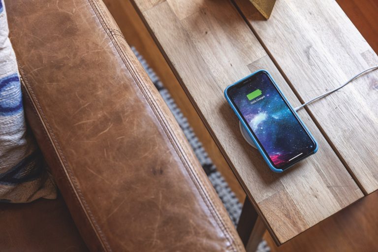 Mophie-Qi-wireless-charger-pad-bench-iphone-768×512