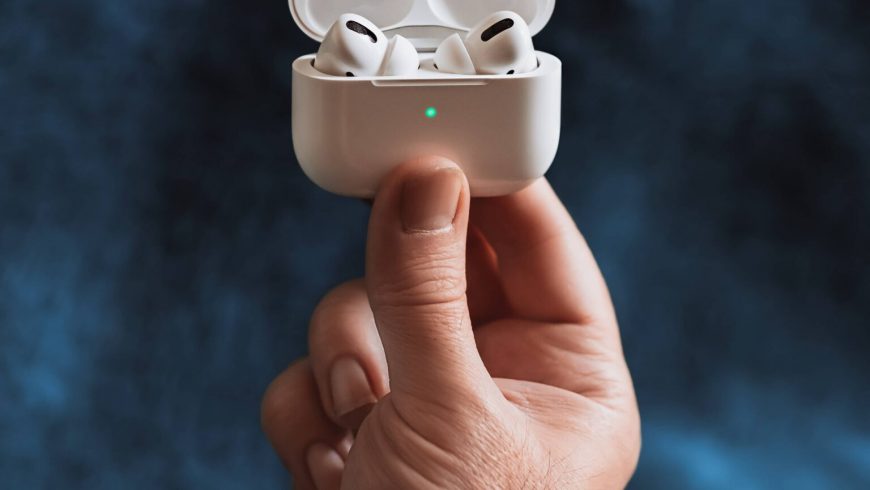AirPods-Pro-charge-case-hand-lid-open-1536×1268