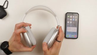 AirPods-Max-hands-image-005-1536×864