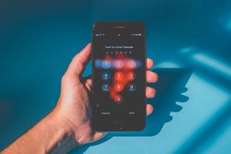 3 простых способа сбросить iPhone до заводских настроек без пароля neonbrand-mgYAR7BzBk4-unsplash