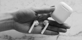 Как узнать уровень заряда AirPods на любом устройстве airpods-and-its-case-on-palm-1536×759
