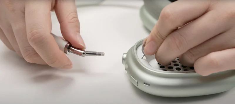 airpods-max-sim-ejector