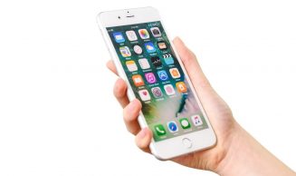Айфон стал тормозить? Все способы это исправить hand-holding-iphone-1536×910