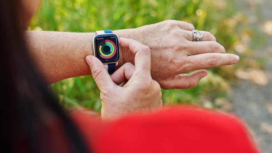 Apple-WAtch-International-Collection-bands-hand-1500×1000