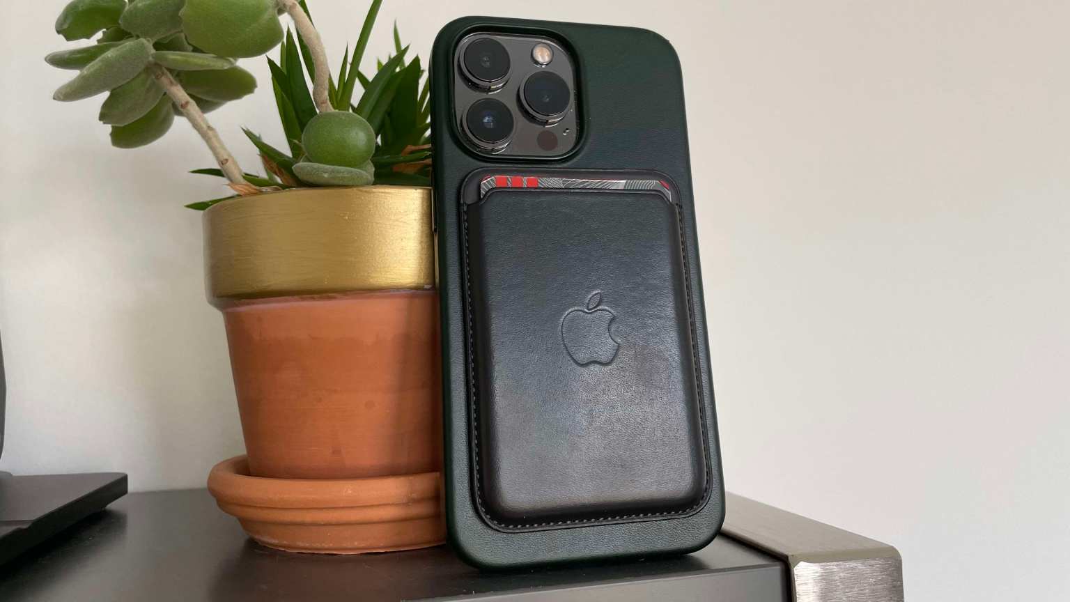 best-iphone-wallets-smart-wallets-apple-magsafe-leather-wallet