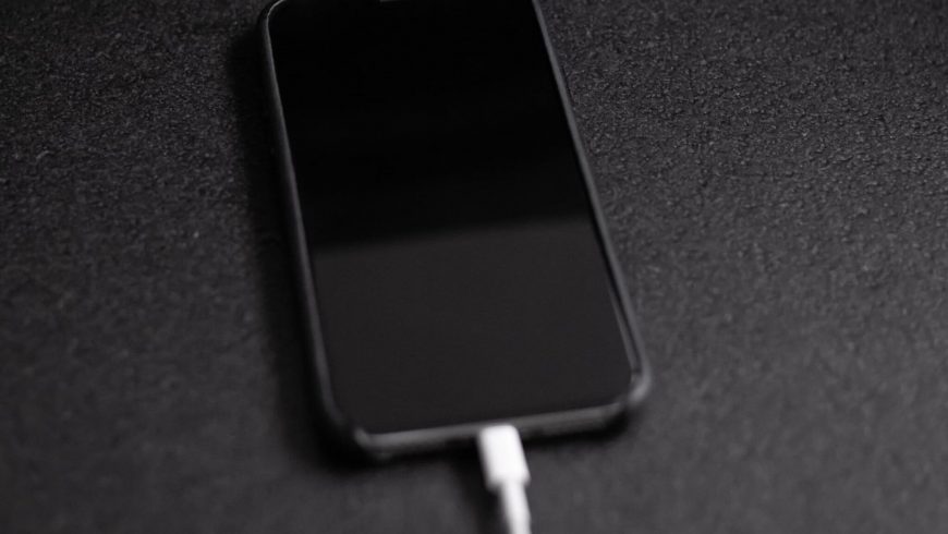 iPhone-charging-2048×1381