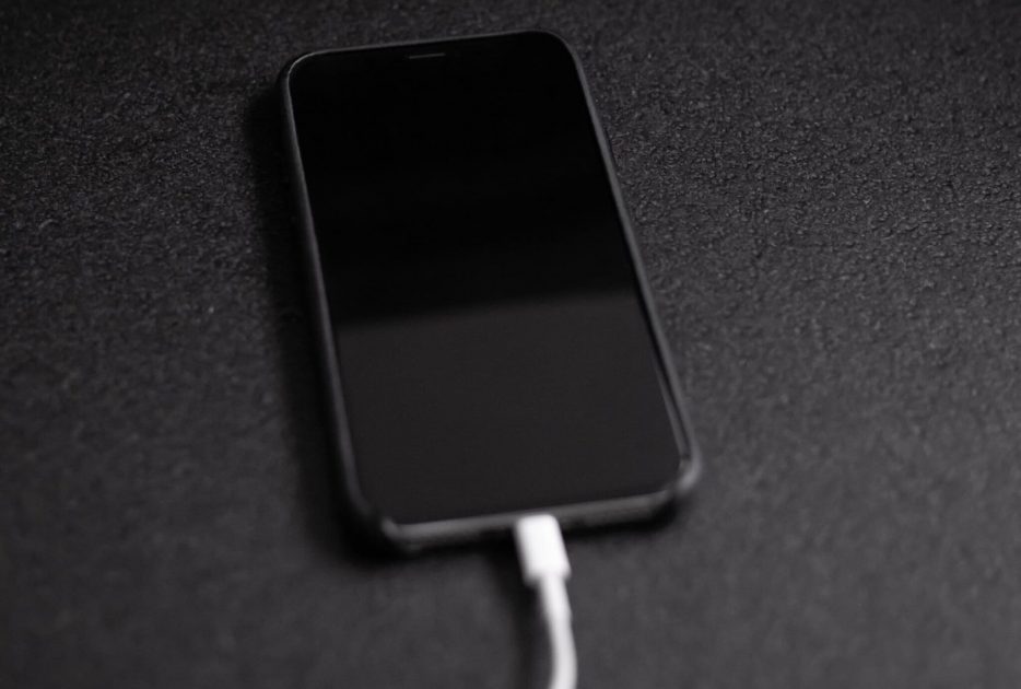 iPhone-charging-2048×1381