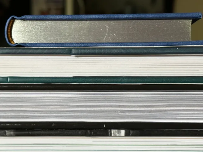 iPhone-14-Pro-books-1