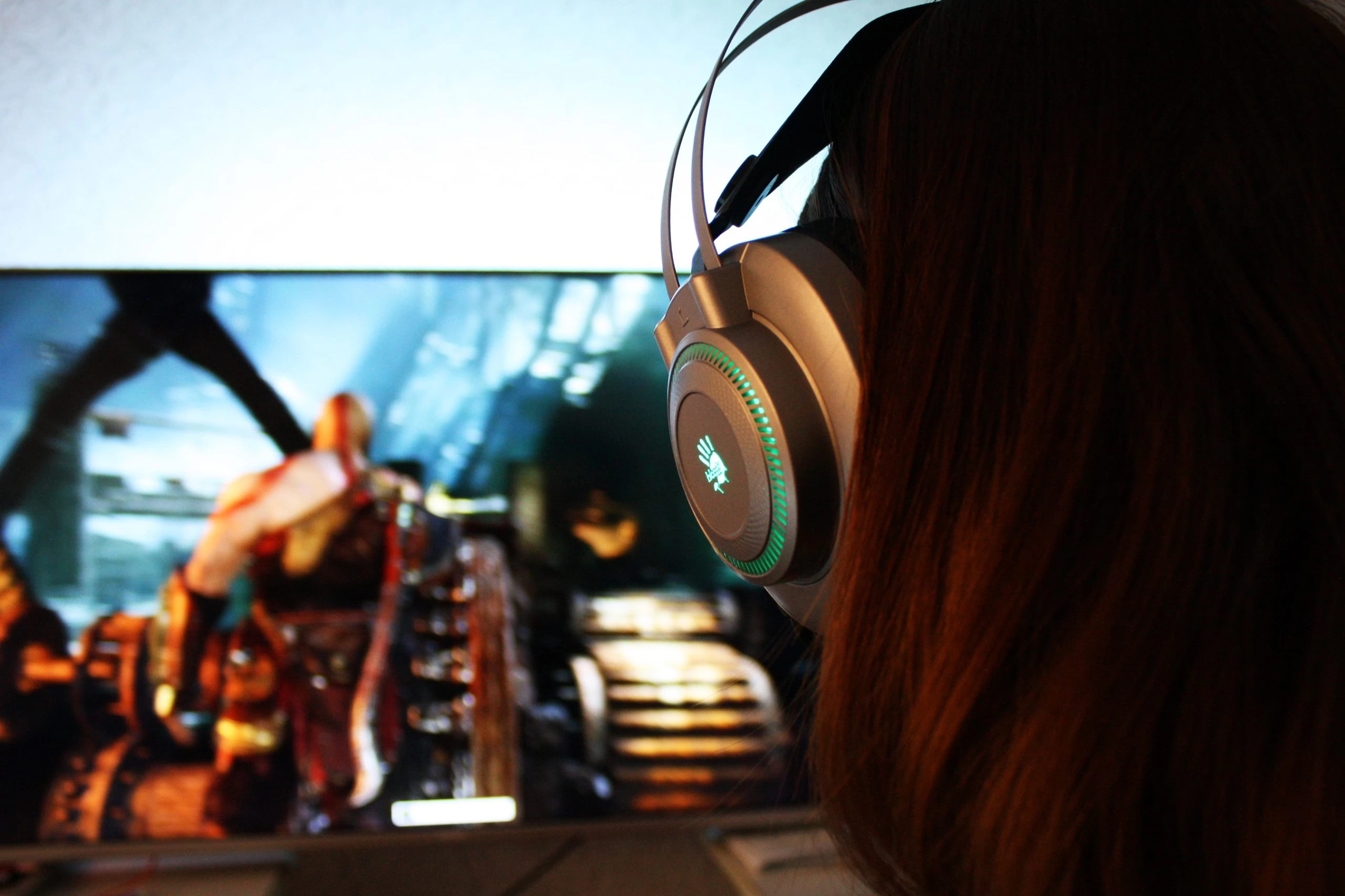 Наушники J200S на голове сбоку