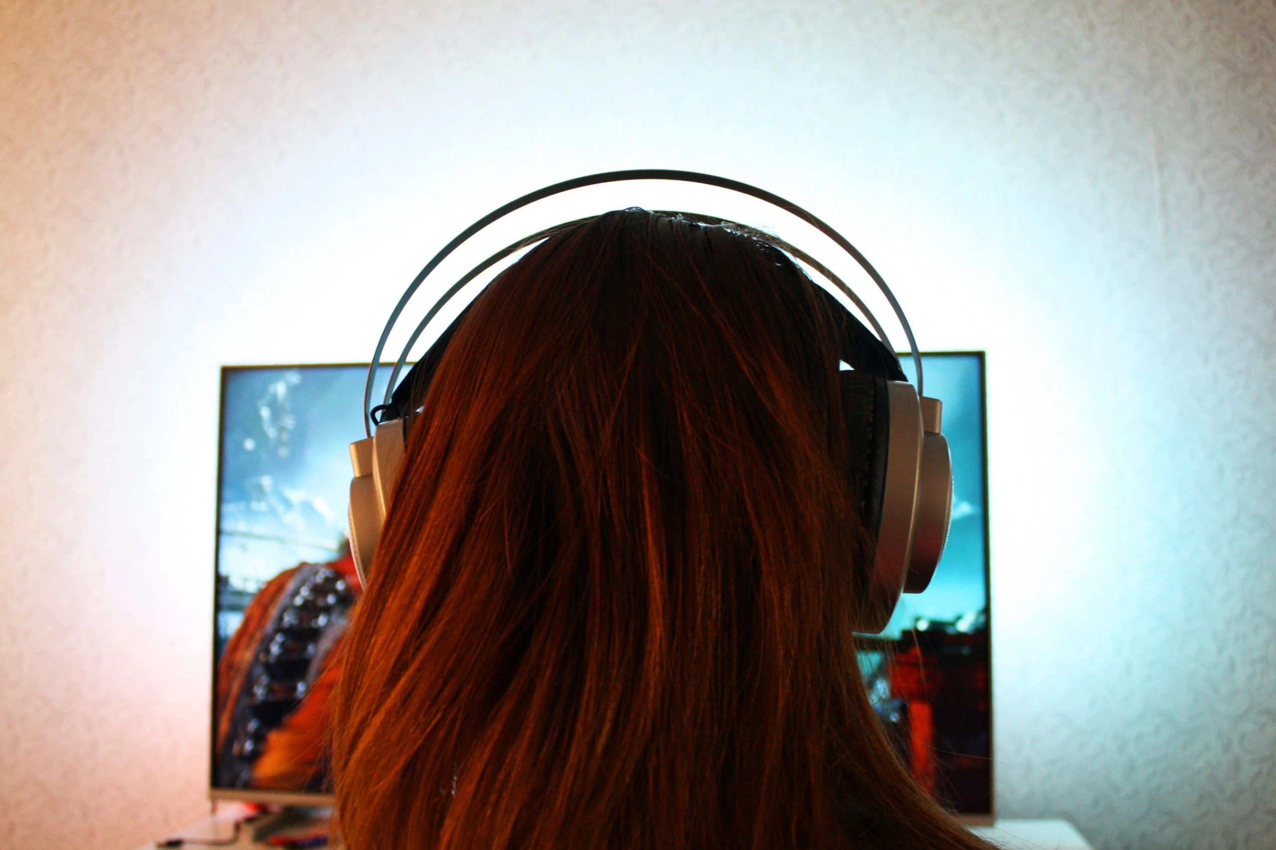 Наушники J200S на голове сзади