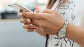 Apple-iPhone-XS-gold-woman-typing-1536×864