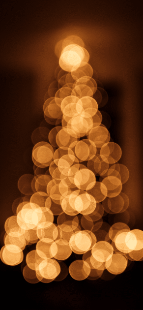 Bokeh-Christmas-tree-iPhone-wallpaper — крупный размер