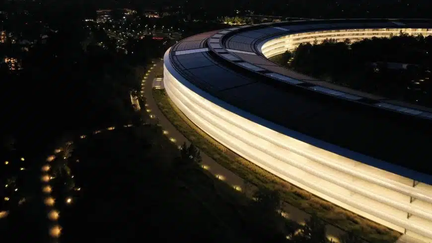 apple-park-в ночное время