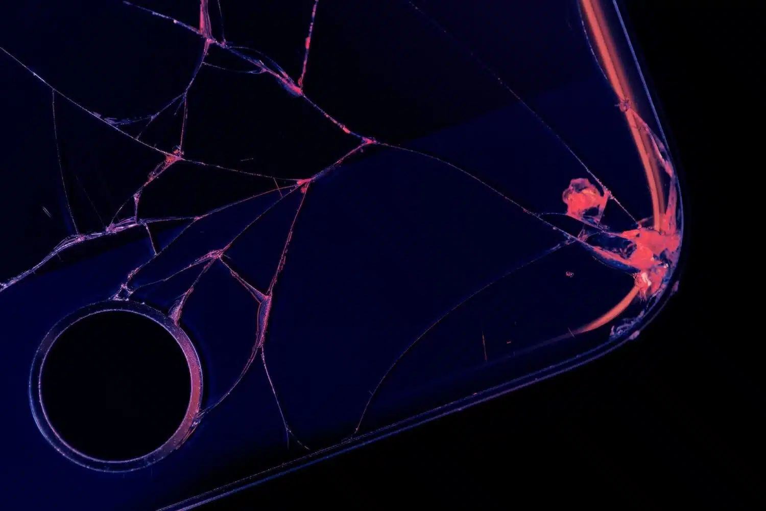 iPhone-with-broken-screen-1500×1000