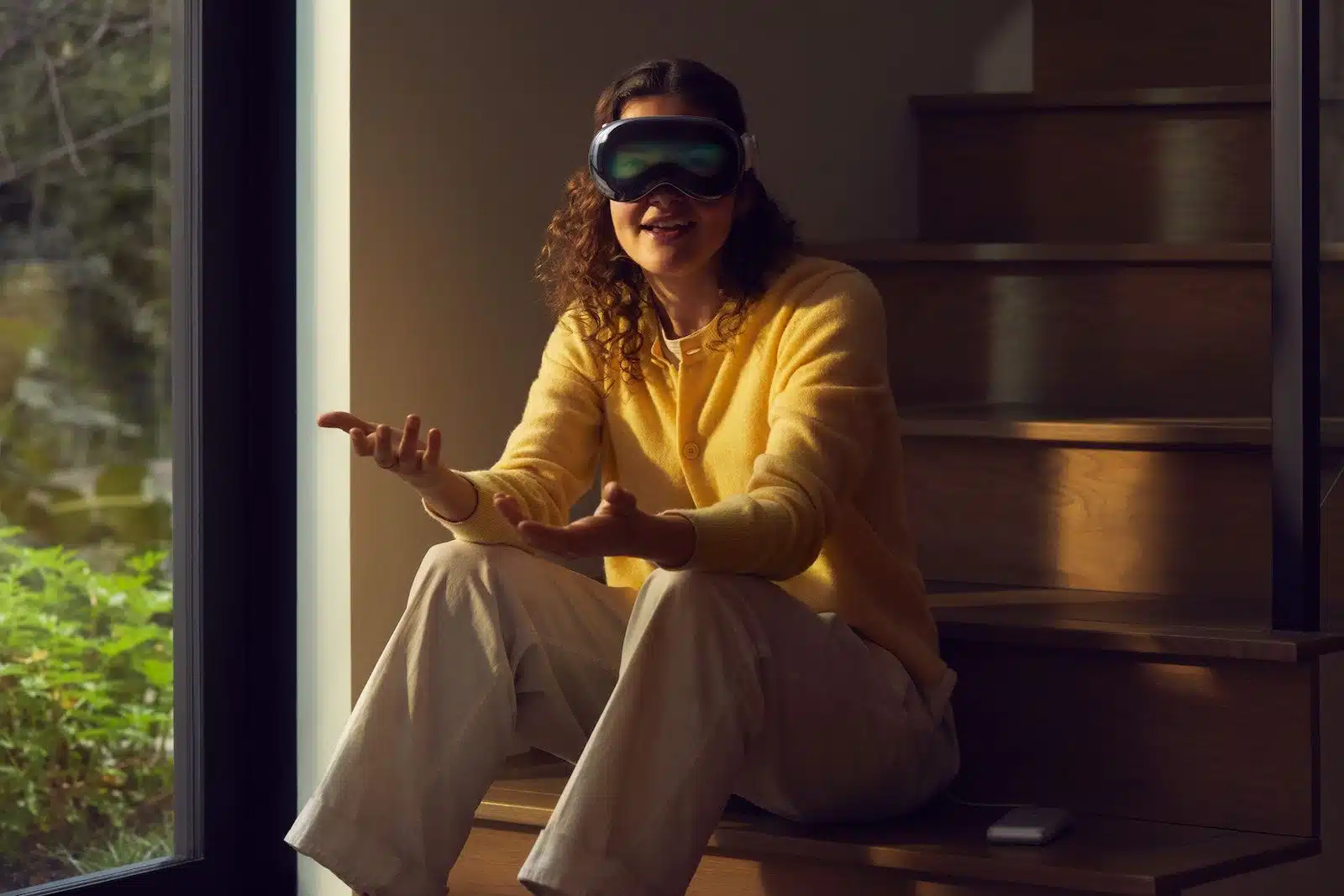 Apple-Vision-Pro-lifestyle-with-battery-FaceTime