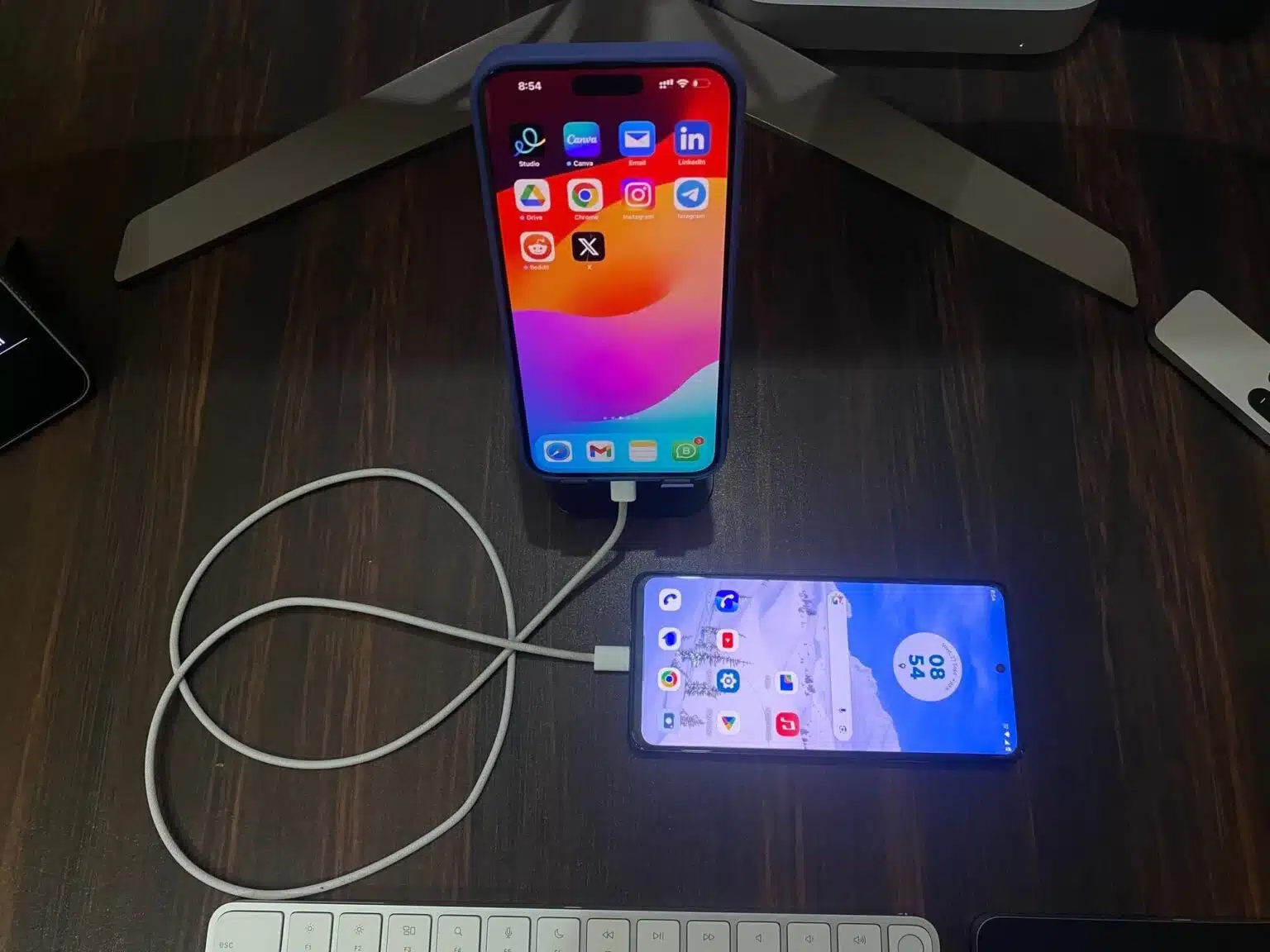 Charging-Android-phone-with-iPhone-15-1536×1152
