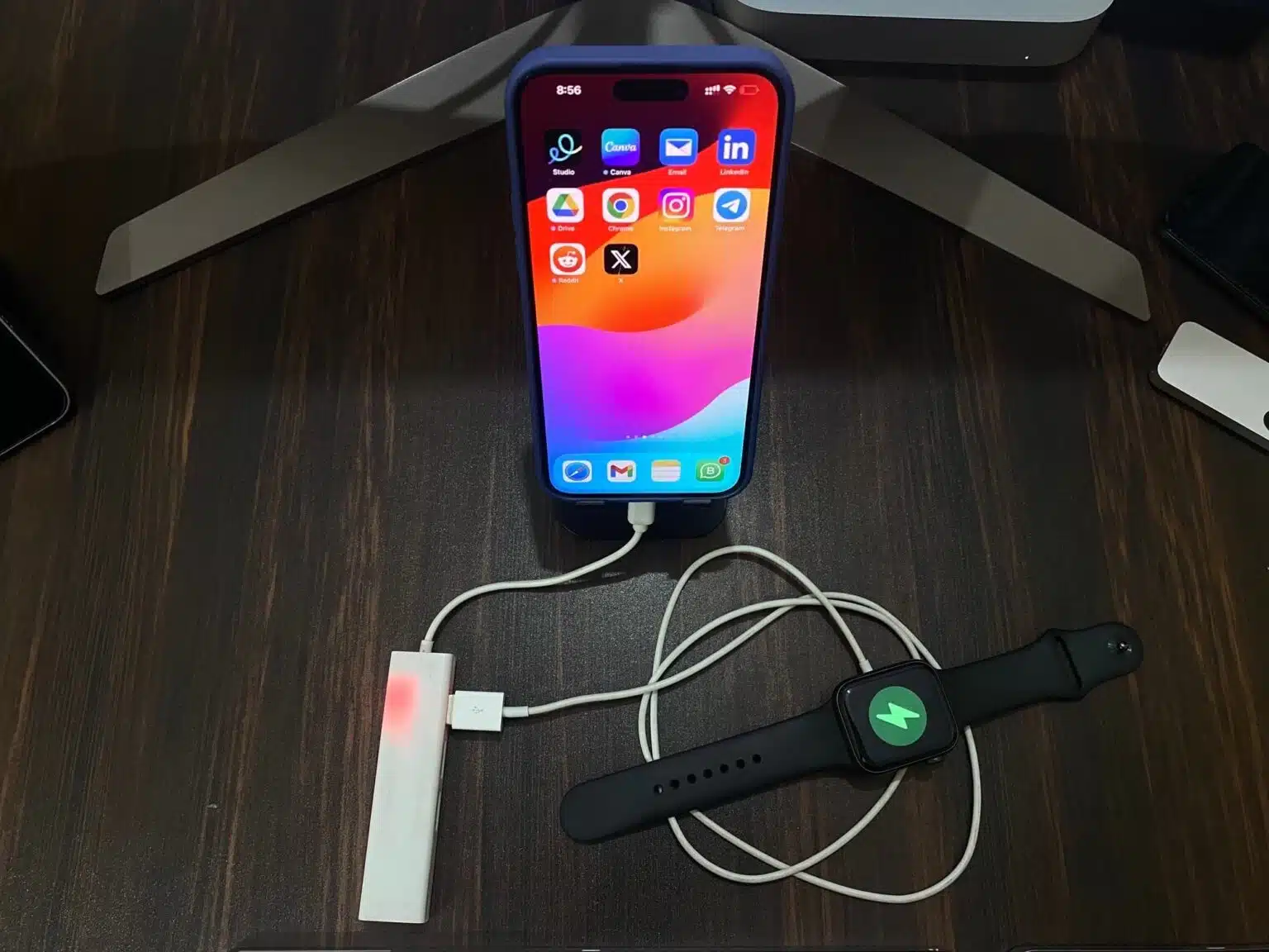 Charging-Apple-Watch-with-iPhone-15-1536×1152