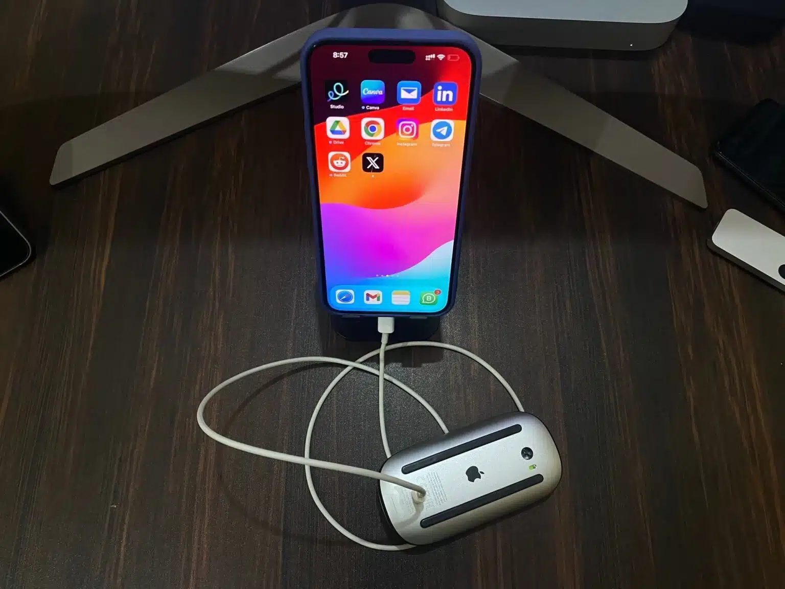 Charging-Magic-Mouse-with-iPhone-15-1536×1152