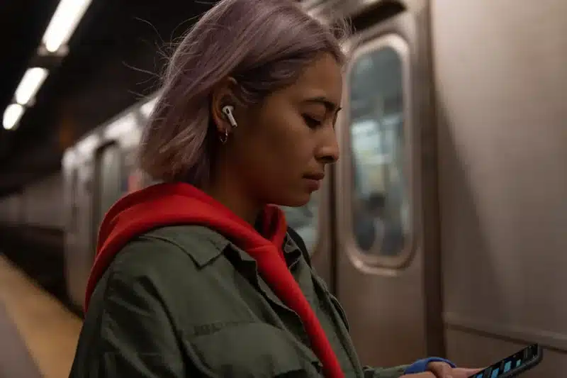 airpods-pro-person