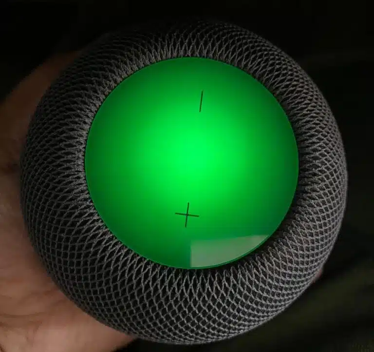 Green-top-light-on-HomePod-during-phone-call-768×722
