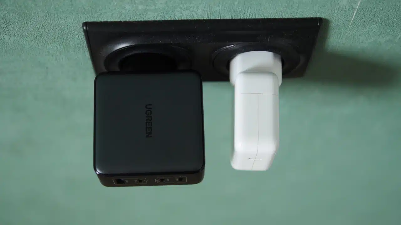 Ugreen Nexode X в сравнении с адаптером Apple на 30 Вт.