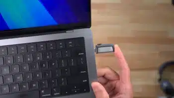 connect-USB-drive-to-create-macOS-Sequoia-install-disk