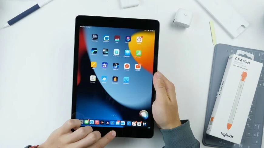 Apple-iPad-tablet-ninth-generation-model-year-2021-hands-Homew-button-Siri-1536×864