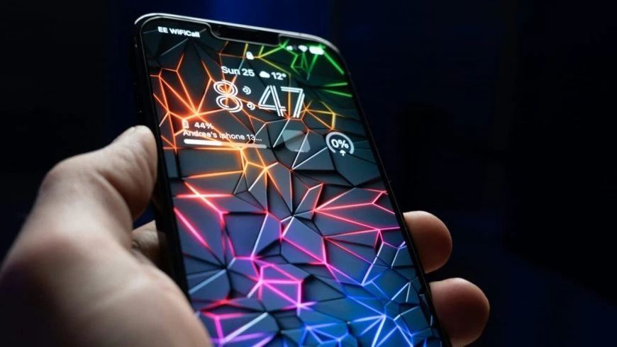 Apple-iPhone-13-Pro-Max-hand-Lock-Screen-Cyberpunk-Artificial-intelligence-1536×864