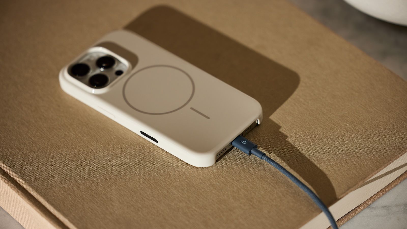 beats-cable-navy-phone